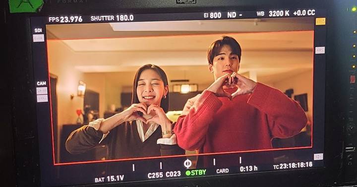 Potret Kim Min Kyu bersama dengan Seol In A di lokasi syuting \'Business Proposal\'