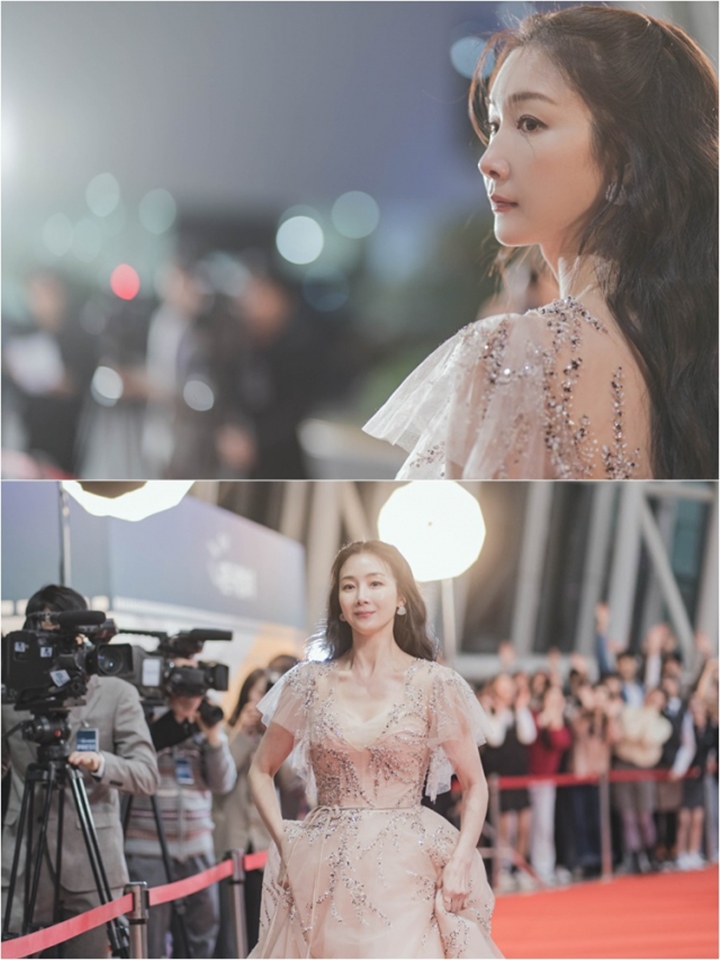 Anggun Bak Dewi, Choi Ji Woo Jadi Sorotan Kamera di Red Carpet \'Shooting Star\'