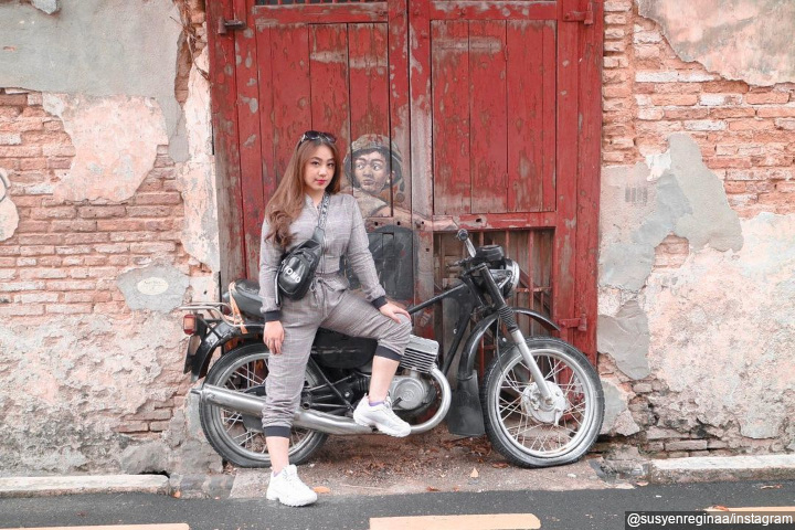 memesona dengan warna <i>plain</i>