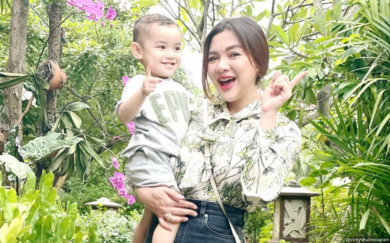 Vicky Shu Curhat Soal Jadi Ibu Harus Multitasking, Gendongan Anak Malah Bikin Salfok