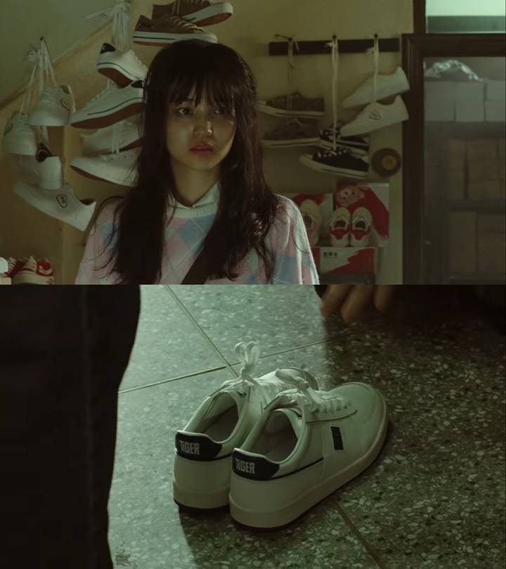 Adegan Kim Tae Ri diberi sepatu di film \