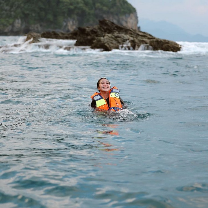 berenang di tengah laut