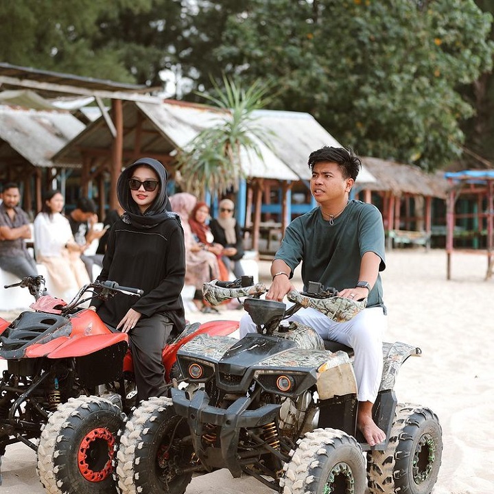 Naik ATV di pantai 
