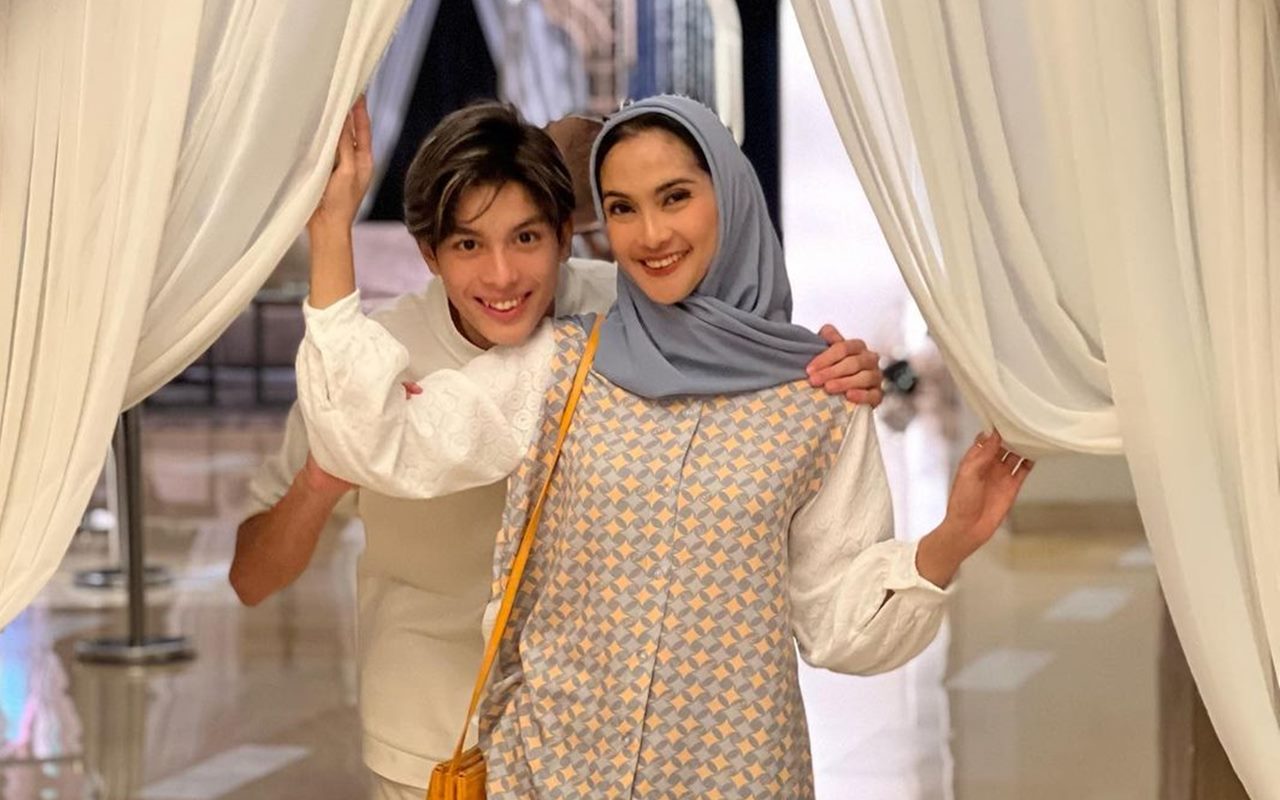 Jarang Terekspos, Begini Penampilan Putra Ganteng Maudy Koesnaedi di Indonesia Fashion Week