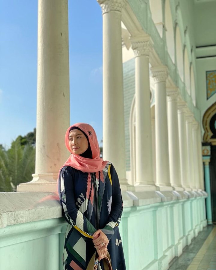 Pamerkan pesona anggun