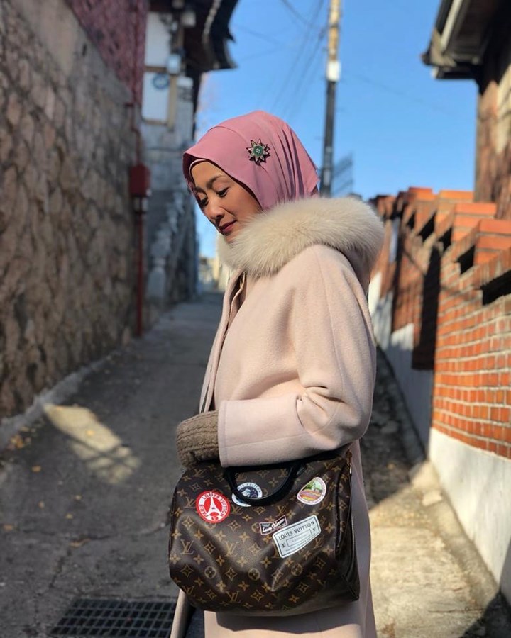Senyum tipis manis