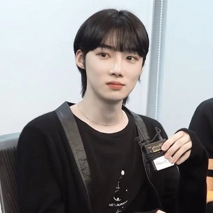 Idol Cowok Ini Tuai Perhatian karena Dinilai Mirip Banget dengan Winter aespa