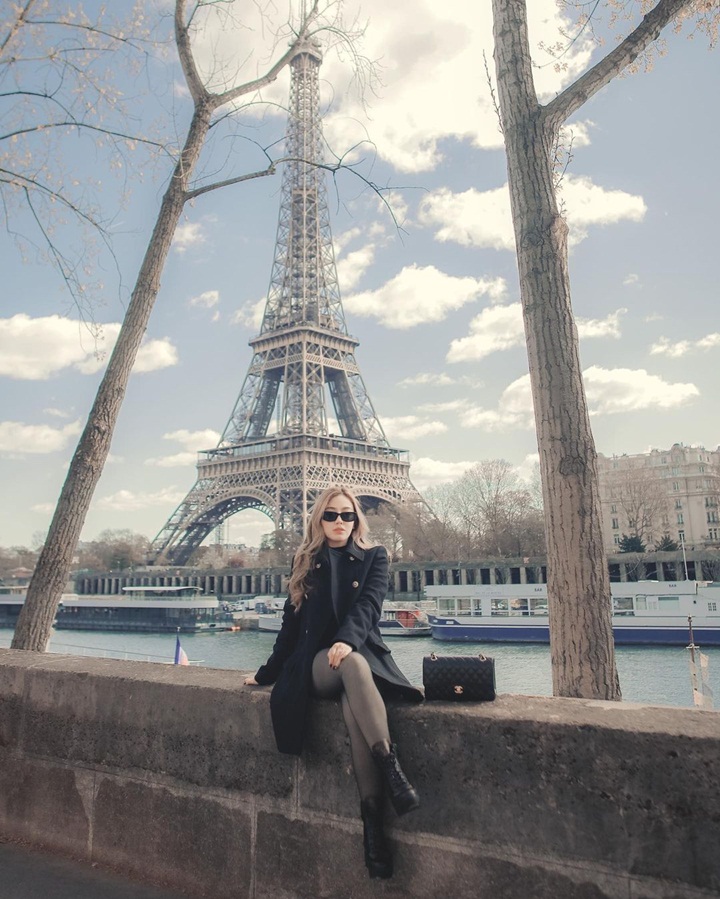 Serba Hitam Saat Berkunjung Ke Paris