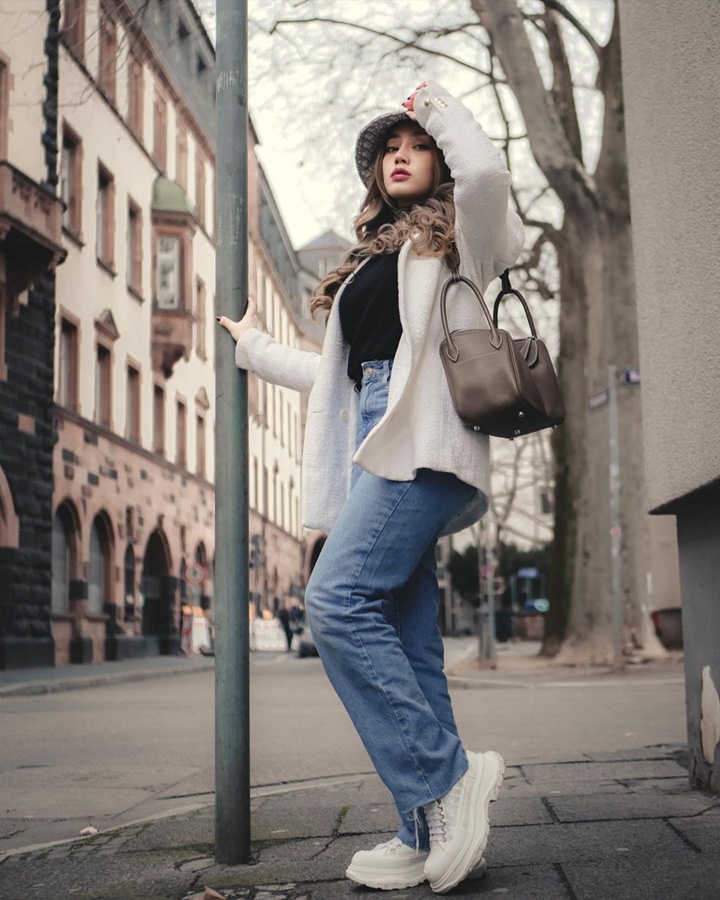Tetap Stand Out Pose di Pinggir Jalan