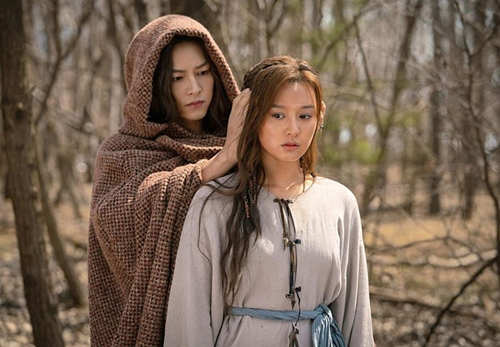 Kim Ji Won Terlibat Asmara Dengan 'Dua' Song Joong Ki
