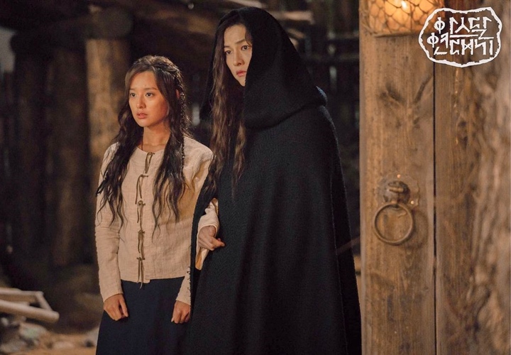 Song Joong Ki Beber Kim Ji Won Terluka Saat Syuting