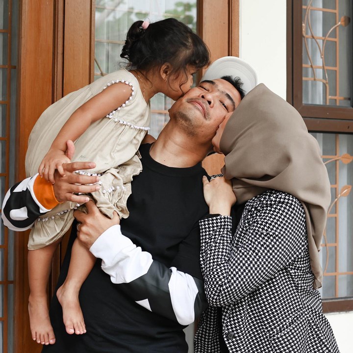 Ciuman Sayang Dari Putri Sulung dan Suami