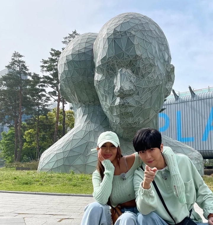 Lee Sang Yeob Pamer Foto Dirangkul Jessi, Netizen Soroti Hal Ini