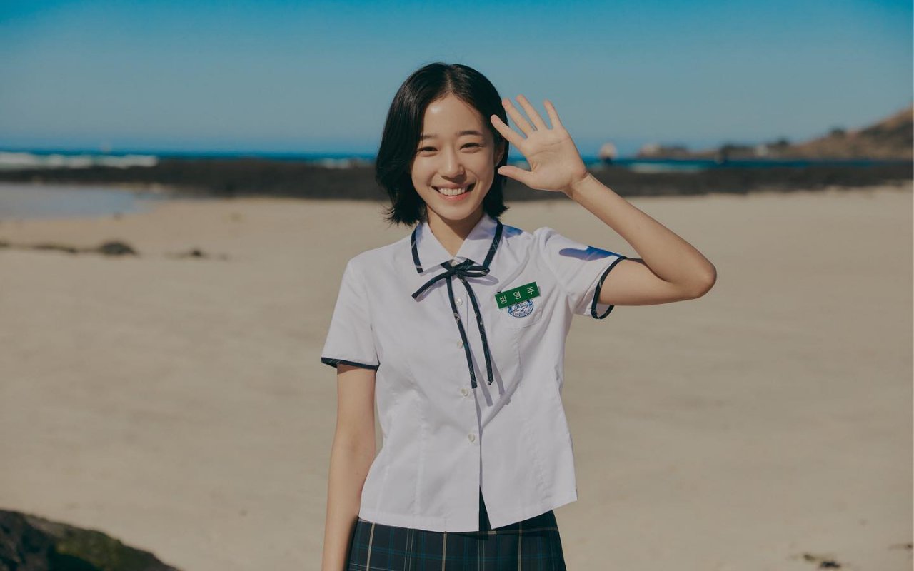 8 Gaya Candid Inspiratif Roh Yoon Seo, Curi Fokus Perankan Siswa SMA Hamil Duluan Di 'Our Blues'