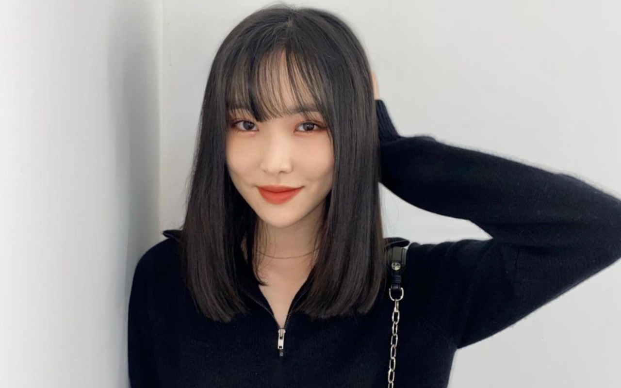 Resmikan Nama Fandom Solois, 8 Potret Yuju Eks G-Friend Stunning Pamer Body Goals