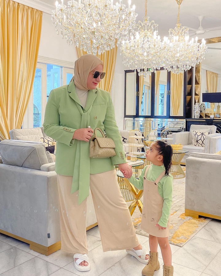 <i>Like mother like daughter</i>