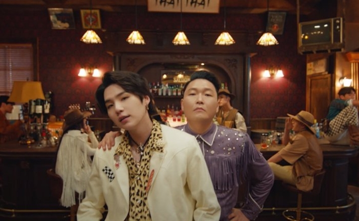 Dandanan Suga di MV Baru Psy Jadi Sorotan 1