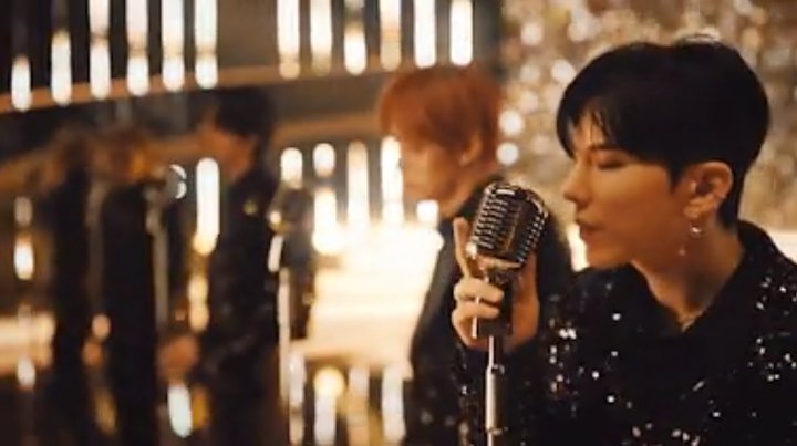 Member MONSTA X Goda Kihyun Gara-gara Cara Pegang Mic yang \'Vulgar\'