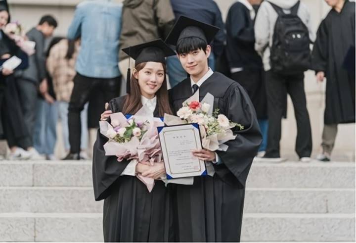 Lee Sung Kyung dirangkul Kim Young Dae di kelulusan kuliah
