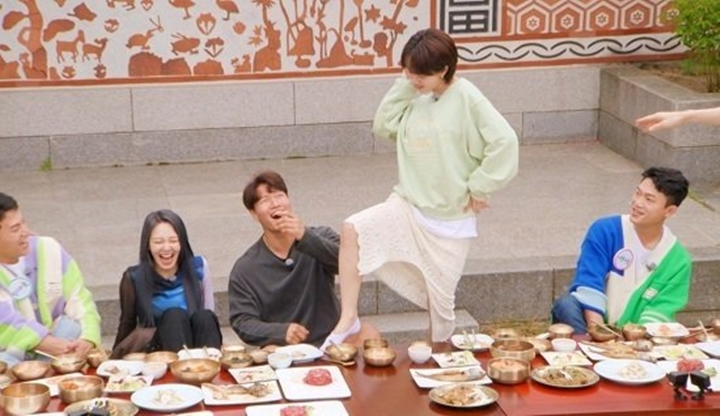 Kakinya Diinjak Song Ji Hyo, Reaksi Kim Jong Kook Sungguh Tak Terduga di \'Running Man\'