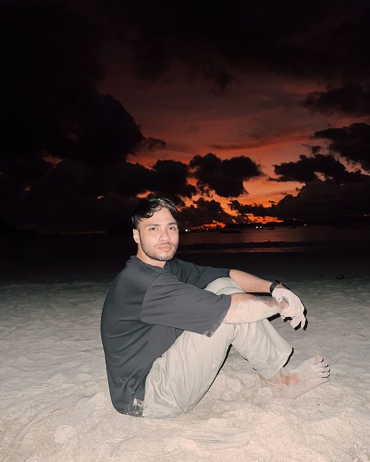 Momen menikmati sunset di   pantai