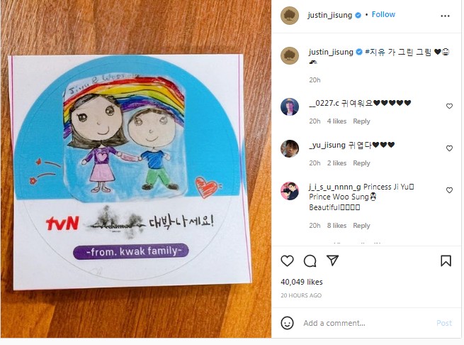 Bangganya Ji Sung Pamer Kejutan dari Sang Istri dan Gambar Lucu Putra Kecilnya di Lokasi Syuting
