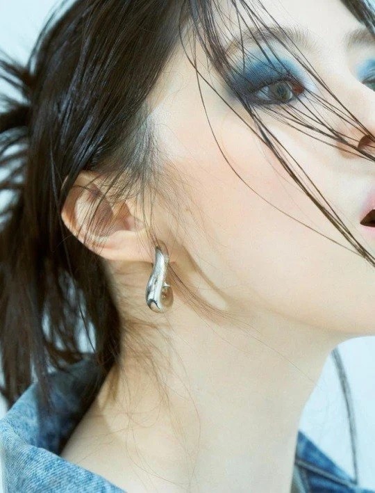Han So Hee Pamer Tato di Perut Hingga Tampil Menawan dengan Riasan Smokey Eyes