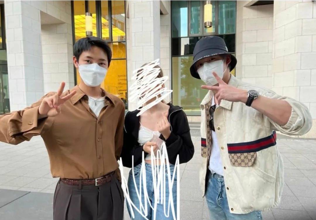Potret Chenle dan Renjun NCT bersama penggemar