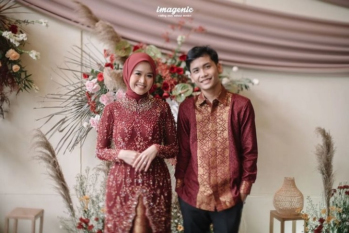 kenakan busana merah