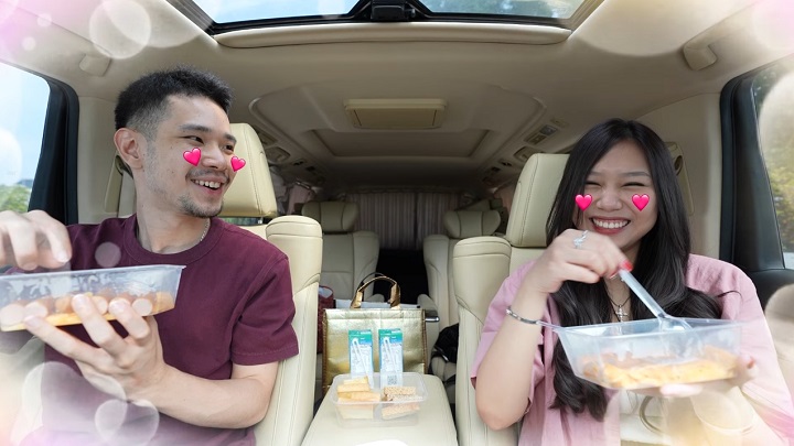 Sisca buatkan makanan untuk Jess