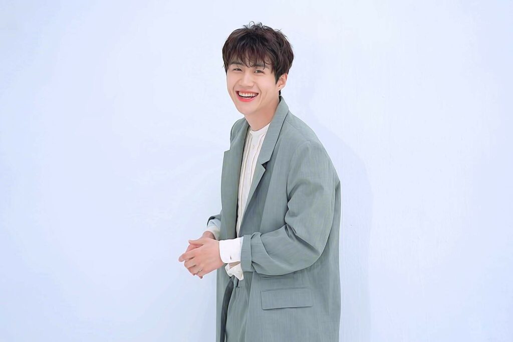  Visual Tak Pudar Sama Sekali, Agensi Bagikan Foto Terbaru Kim Seon Ho Syuting Iklan