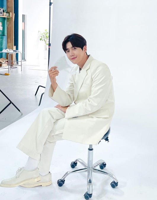 Visual Tak Pudar Sama Sekali, Agensi Bagikan Foto Terbaru Kim Seon Ho Syuting Iklan