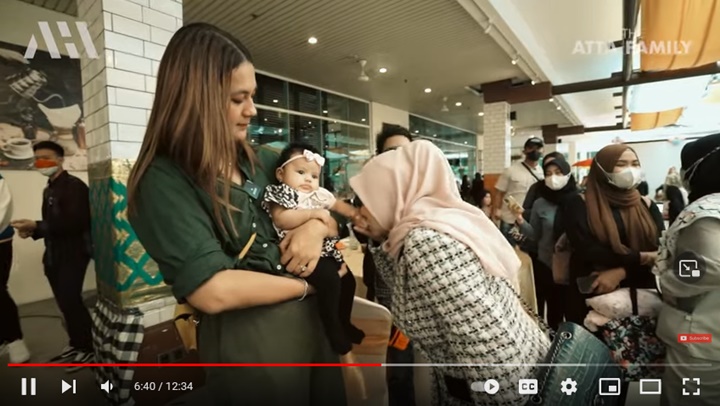 Keasyikan Ngobrol, Aurel Hermansyah Panik Baby Ameena \'Hilang\' di Acara Syukuran Ria Ricis