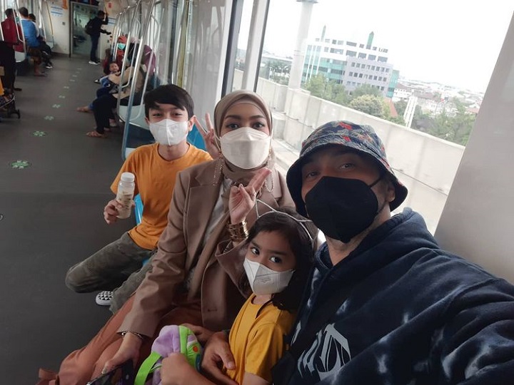 <i>Family time</i>