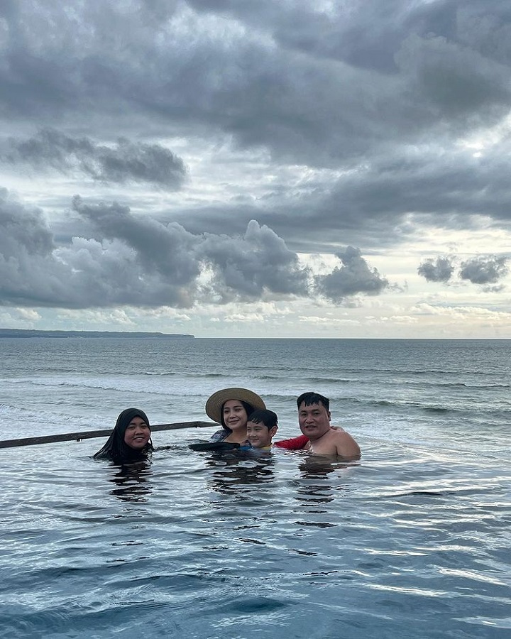 berenang di seminyak, Bali
