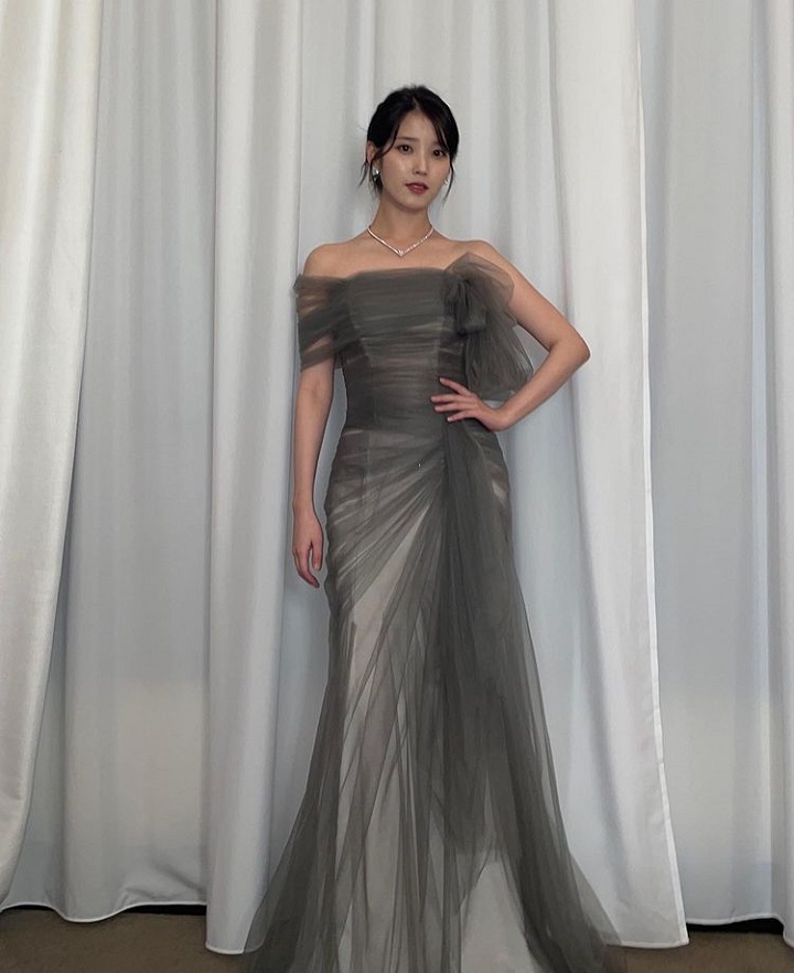 Kenakan sabrina dress di Cannes Film Festival
