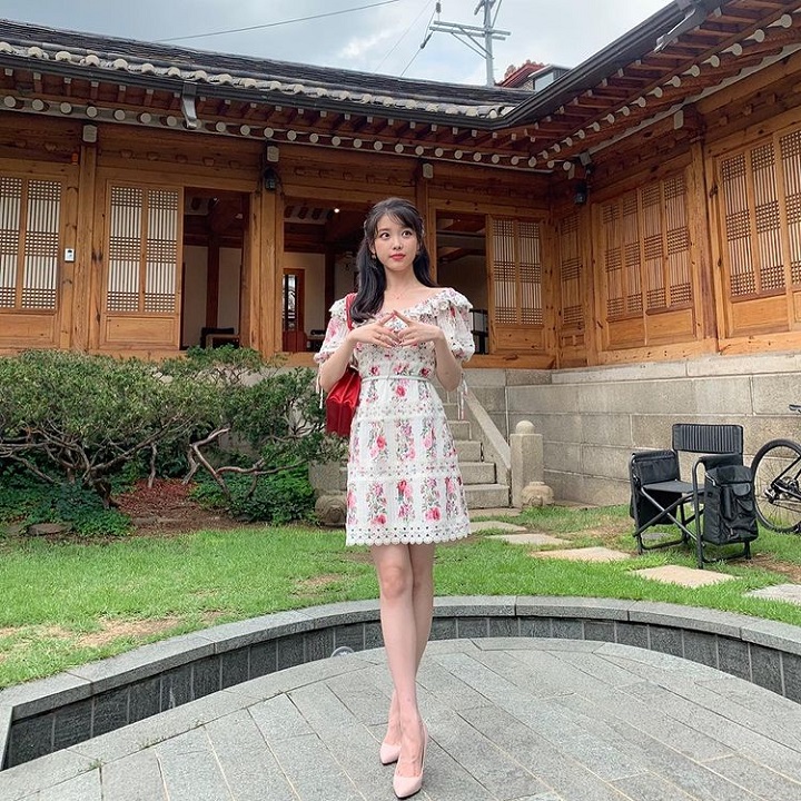 Tampil feminin dengan mini dress