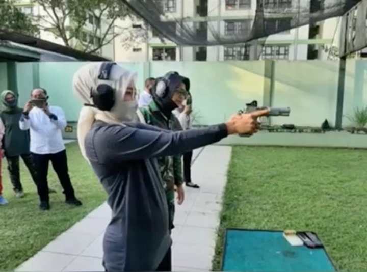 Latihan Menembak