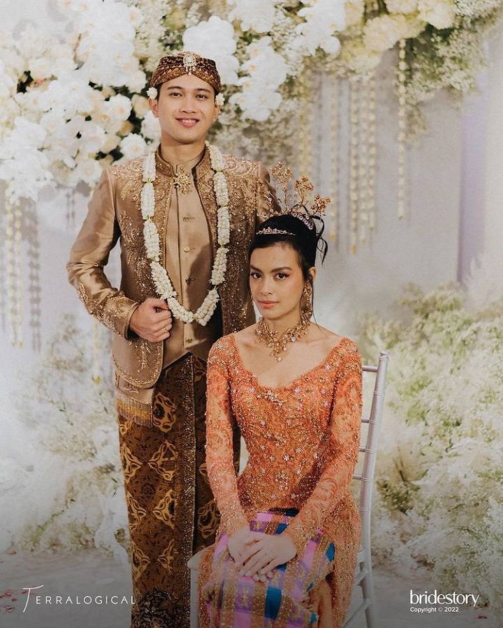 Kenakan Busana Tradisional