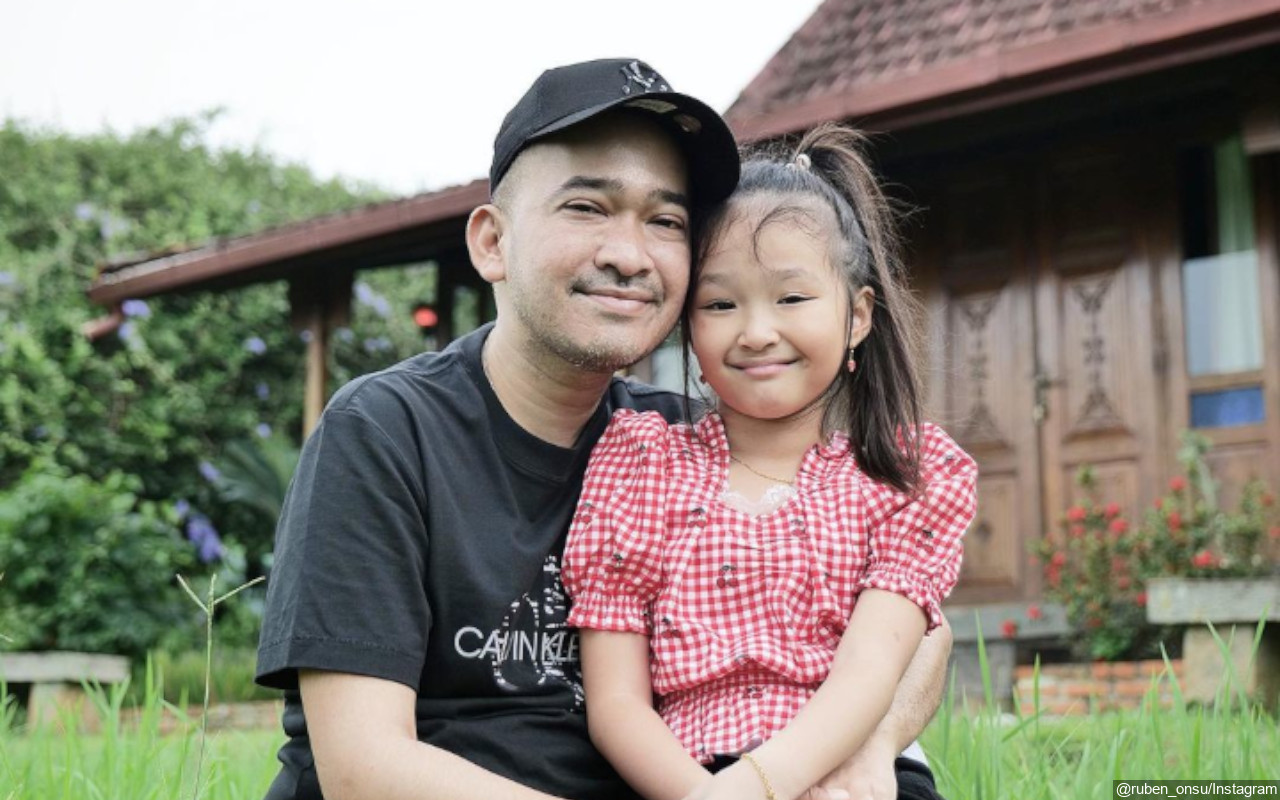 Ruben Onsu Bikin Putri Sulung Nangis Karena Masuk ICU, Intip 8 Potret Father Figure-nya