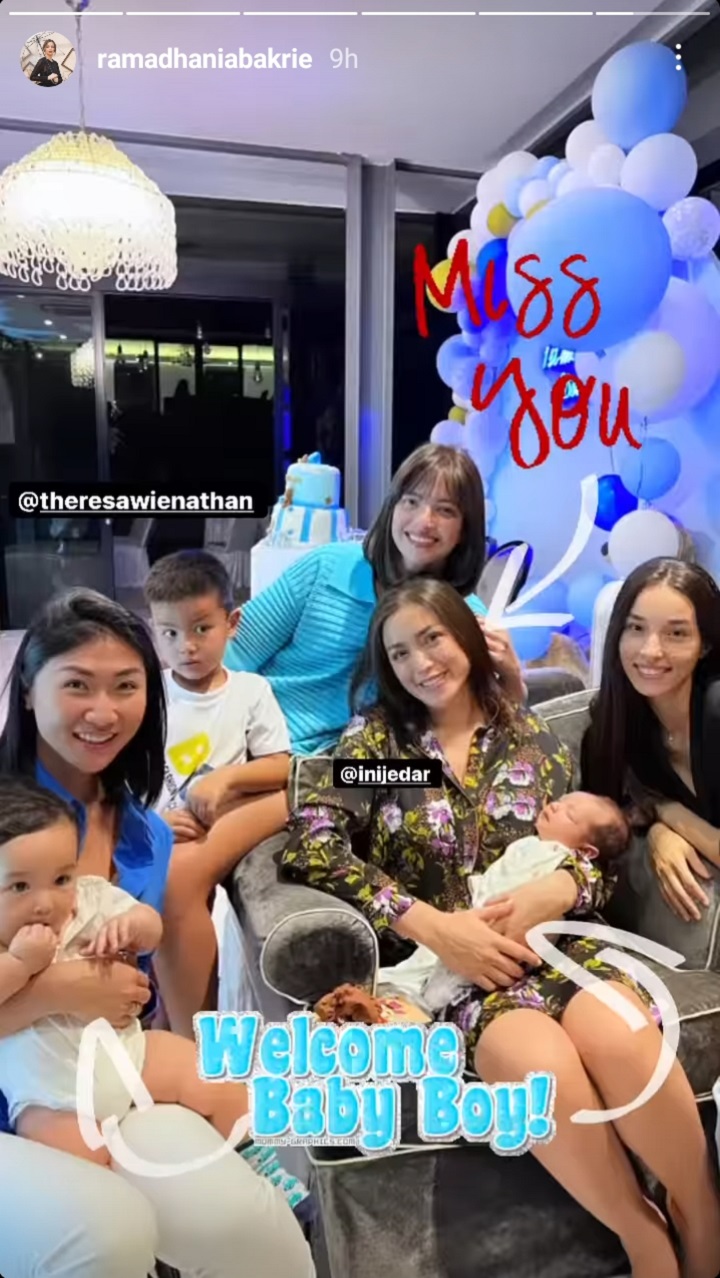 Momen Satu Bulanan Dihadiri Artis