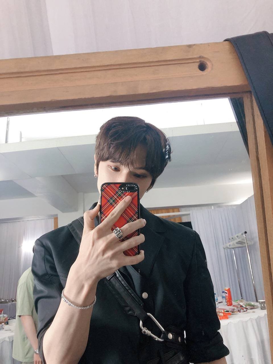 Jisung NCT terlihat masih menggunakan IPhone 8+