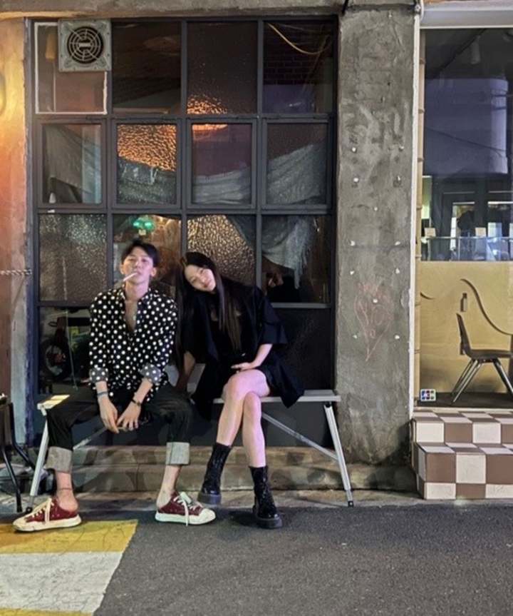 G-Dragon Nyantai Merokok Ditemani Model Cantik, Postingannya Mendadak Dihapus