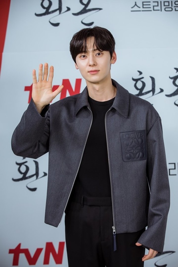 Hwang Minhyun Eks NU\'EST Bahas Bedanya Jadi Idol dan Akting di \'Alchemy of Souls\'