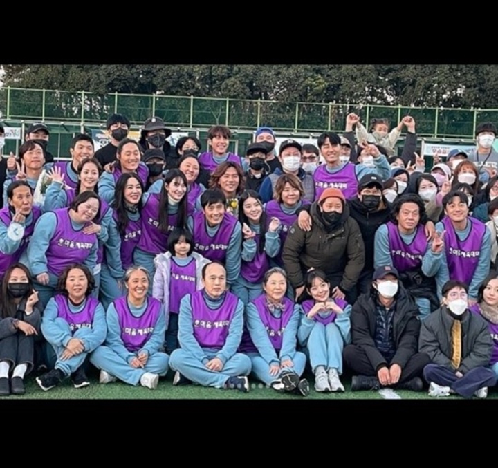 Jarak Kim Woo Bin dan Shin Min A Saat Foto Bareng Pemain \'Our Blues\' Tuai Sorotan