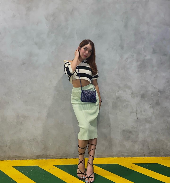 Anggun Dengan Rok