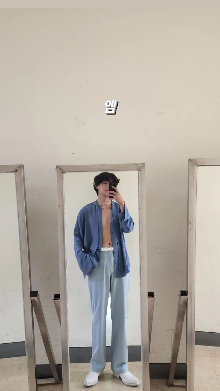 V BTS Berani Posting Foto Telanjang Dada, ARMY: Jadi Ini Era Barunya