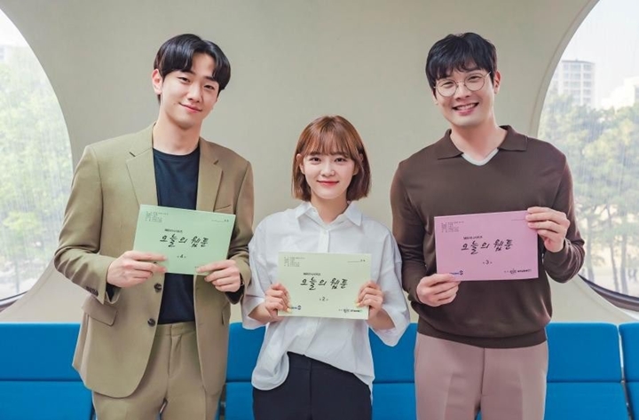 Diapit 2 Aktor Ganteng, Tinggi Kim Sejeong Disorot Saat Baca Naskah \'Today\'s Webtoon\'
