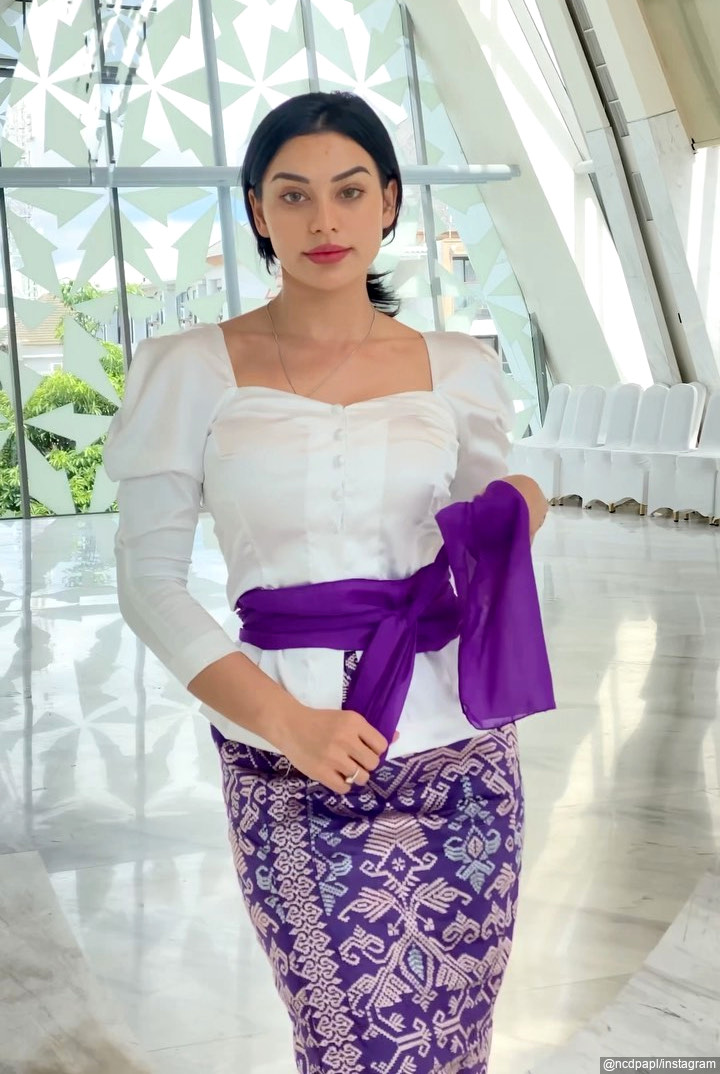 Bersahaja Dengan Kebaya