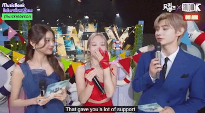 Manisnya Sunghoon ENHYPEN Tolong Nayeon TWICE Yang Buat Kesalahan di \'Music Bank\'